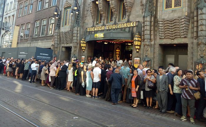 Penonton antri memasuki gedung