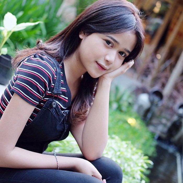 Bianca Jodie sering terlihat tampil dengan pembawaannya yang polos