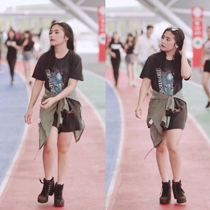 Prilly Latuconsina dengan oversized t-shirt 