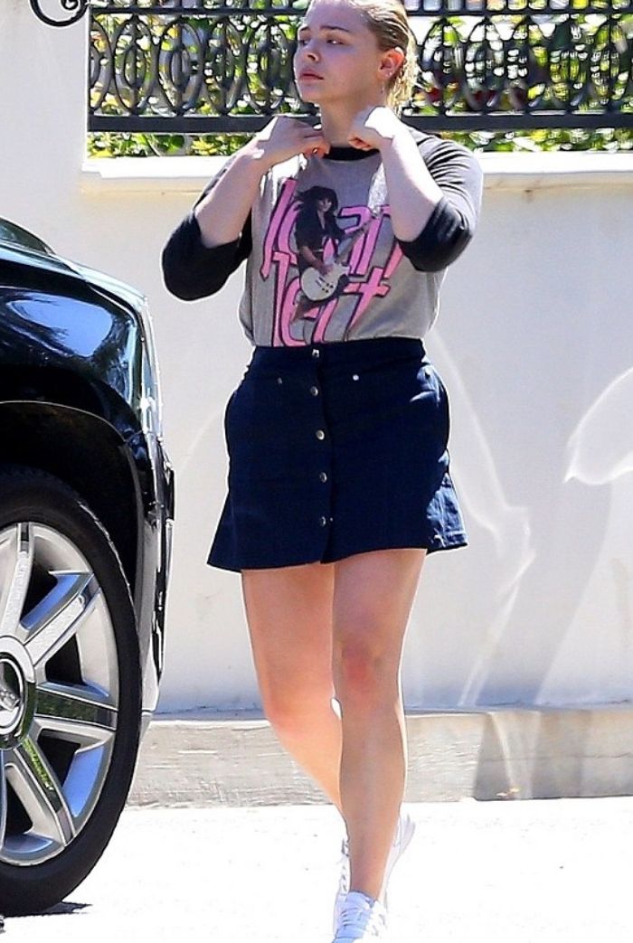 Chloe Grace Moretz tampak bergaya kasual