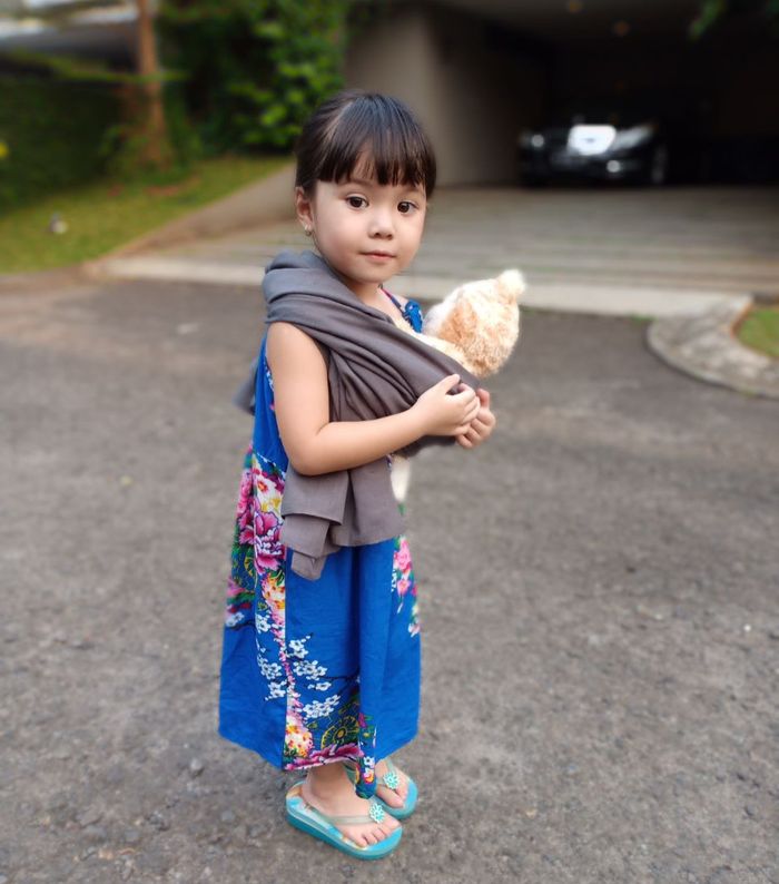 Gempita Saat Bergaya Ala Emak-emak Berdaster