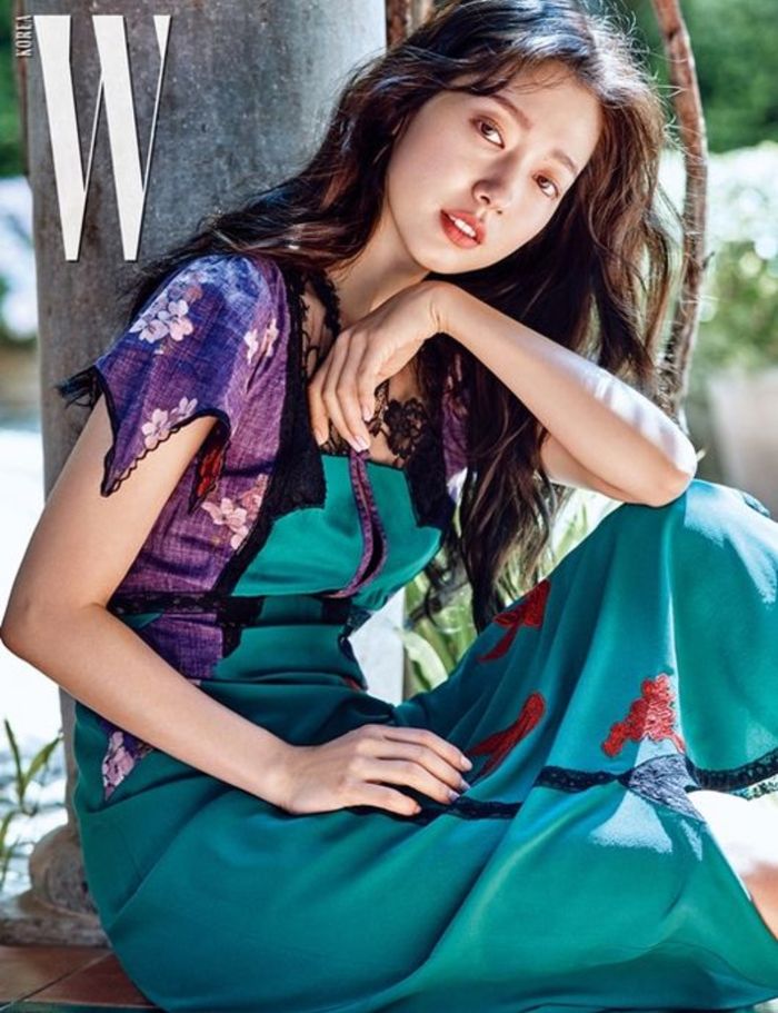 Park Shin Hye dengan Makeup Bernuansa Peach