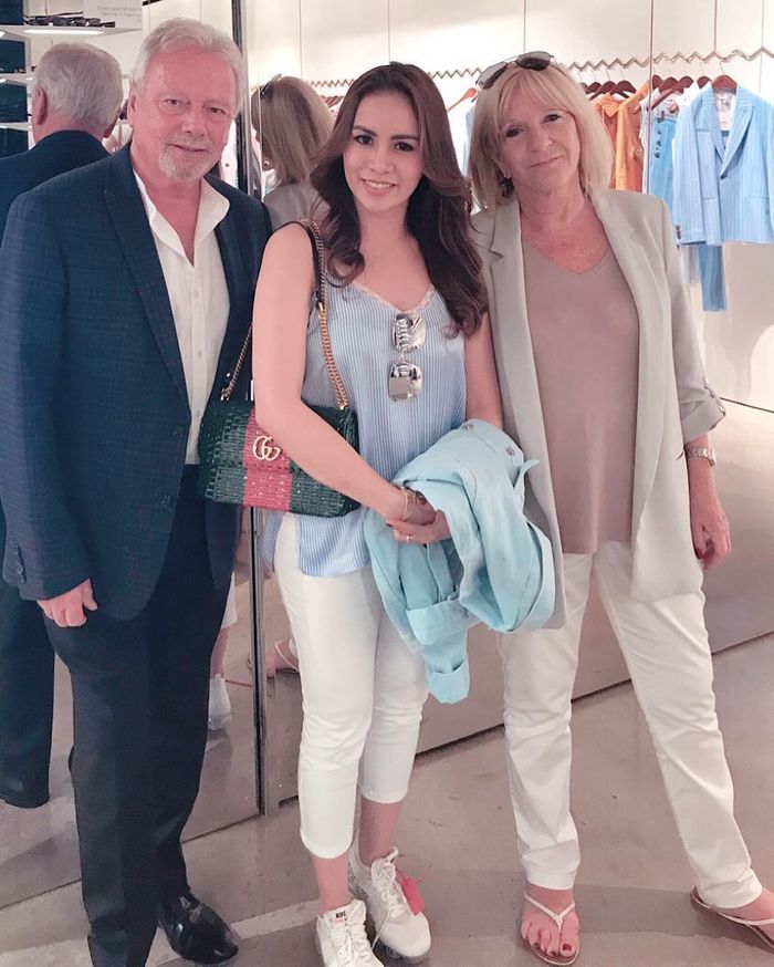 Momo dengan Orangtua Victoria Beckham