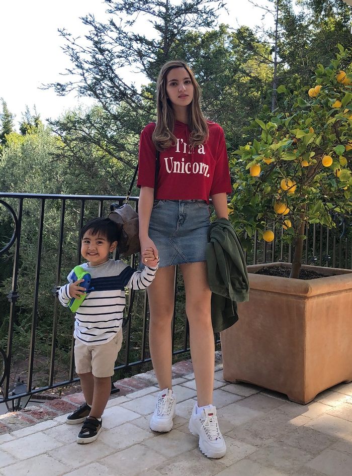 Penampilan Nia Ramadhani yang selalu modis