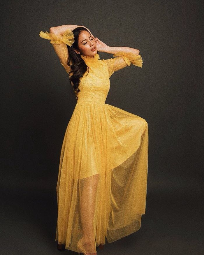 Pevita Pearce bak princess Disney dengan dress kuning