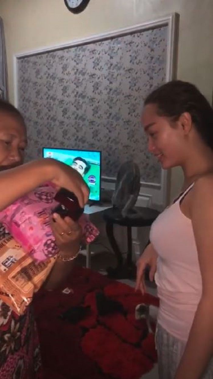 Zaskia Gotik memberikan kado ulang tahun untuk ibundanya.