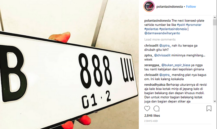 Plat nomor baru ini memiliki warna dasar putih dengan tulisan hitam. 