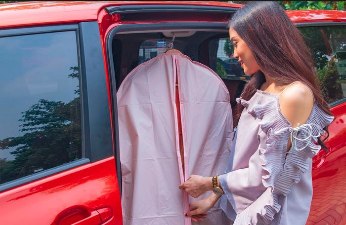 Gunakan cover baju untuk mencegah busana kamu kusut, terutama untuk jenis bahan pakaian tertentu. 