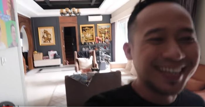 Isi dalam rumah Denny Cagur