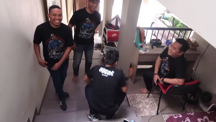 Tangga menuju parkiran rumah Denny Cagur