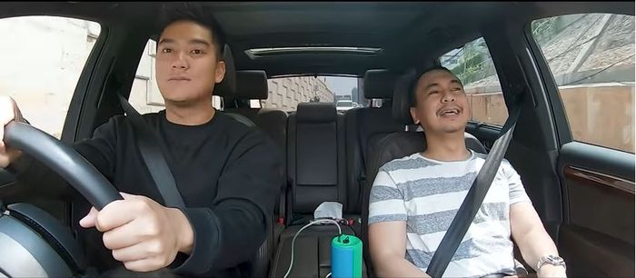 Boy William ajak Raditya Dika ngobrol santai.