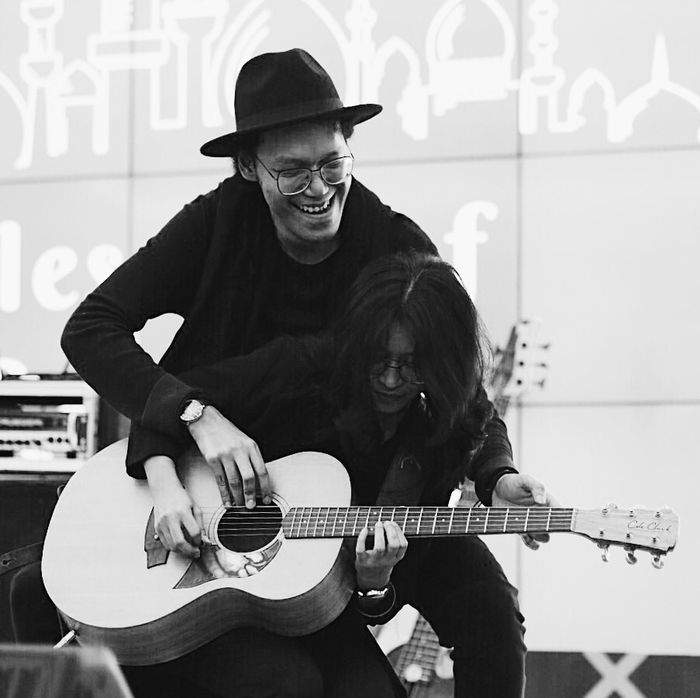 Salah satu aksi Endah N Rhesa di panggung.