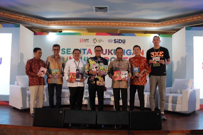 (Kiri ke Kanan) Deputy Director APP Sinar Mas Irsyal Yasman, APP Sinar Mas Consumer Business Unit Head Sovan K. Ganguly, Staf Ahli Menpora Bidang Ekonomi Kreatif Jonni Mardizal, Menteri Pemuda &amp; Olah Raga RI Imam Nahrawi, Managing Director Sinar Mas Saleh Husin, Wakil Direktur Bidang Pendapatan INASGOC Cahyadi Wanda, dan Atlet Bola Basket Nasional Vincent Kosasih.