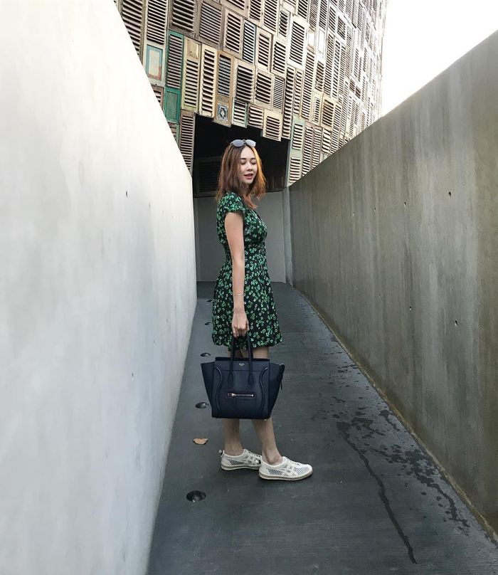 Aura Kasih kerap tampil kasual dengan rambut tanpa poni