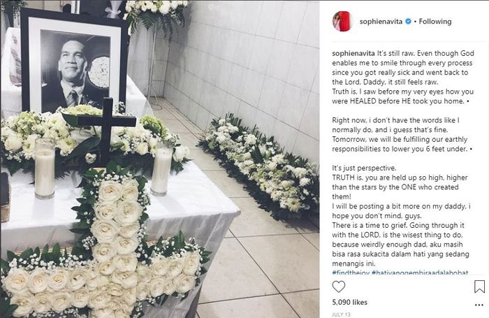 Ayah Sophie Navita meninggal dunia.