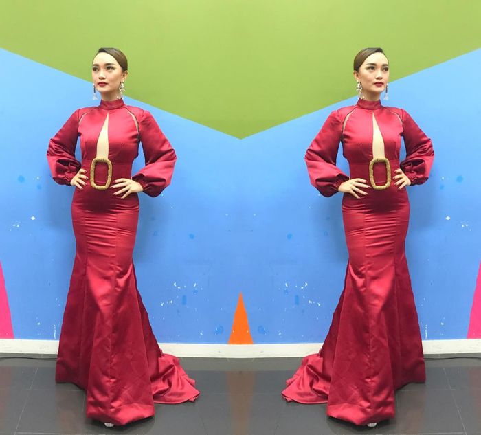 Zaskia Gotik identik dengan penampilan seksi namun tetap elegan.