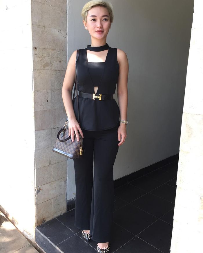 Zaskia Gotik juga mengoleksi ikat pinggang mewah 