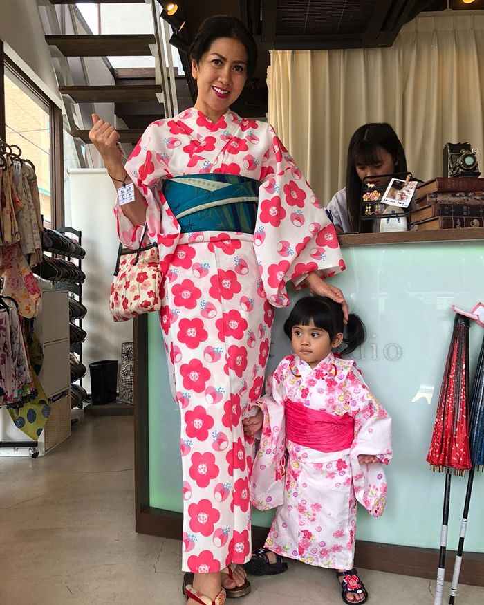 Venna Melinda dan Vania Athabina dengan balutan kimono.