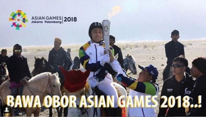 Irfan Hakim saat membawa obor Asian Games 2018 sambil berkuda