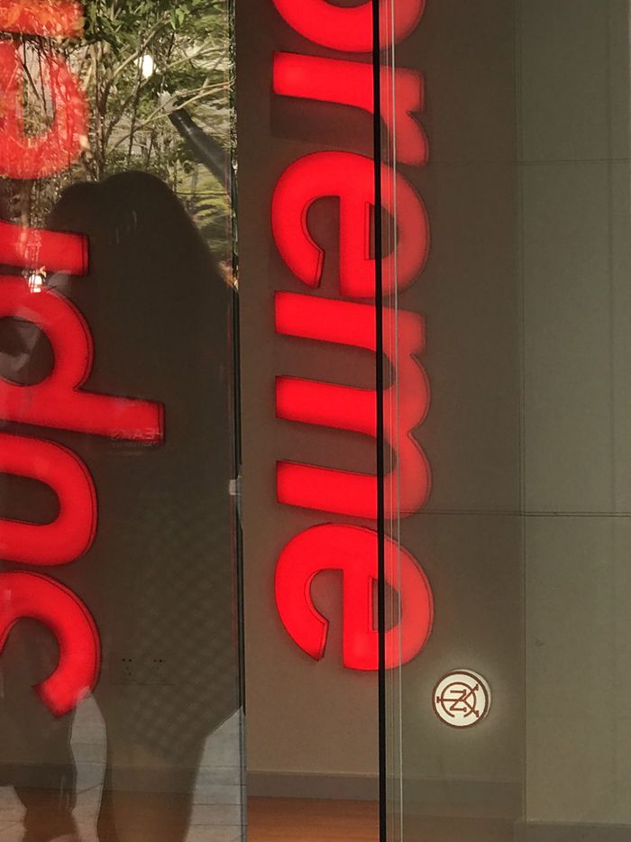 Detail logo Supreme Tiruan