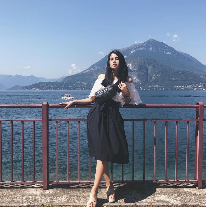 Maudy Ayunda terlihat stylish dengan tampilan bernuansa monokrom