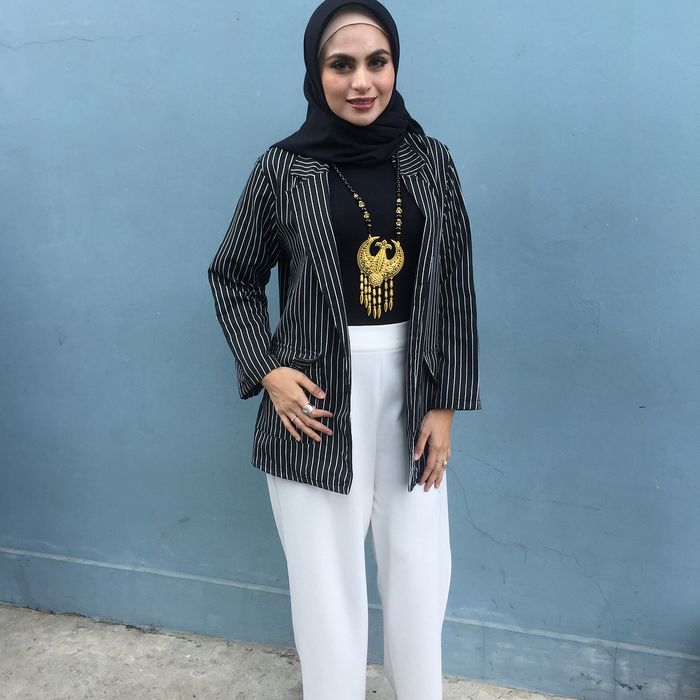 Gaya monokrom ala Asha Shara 