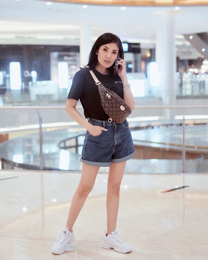 Tampil simpel dengan denim