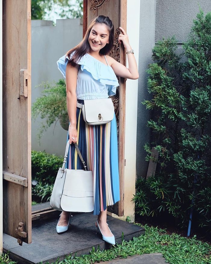 Irish tampil memadukan pleated skirt