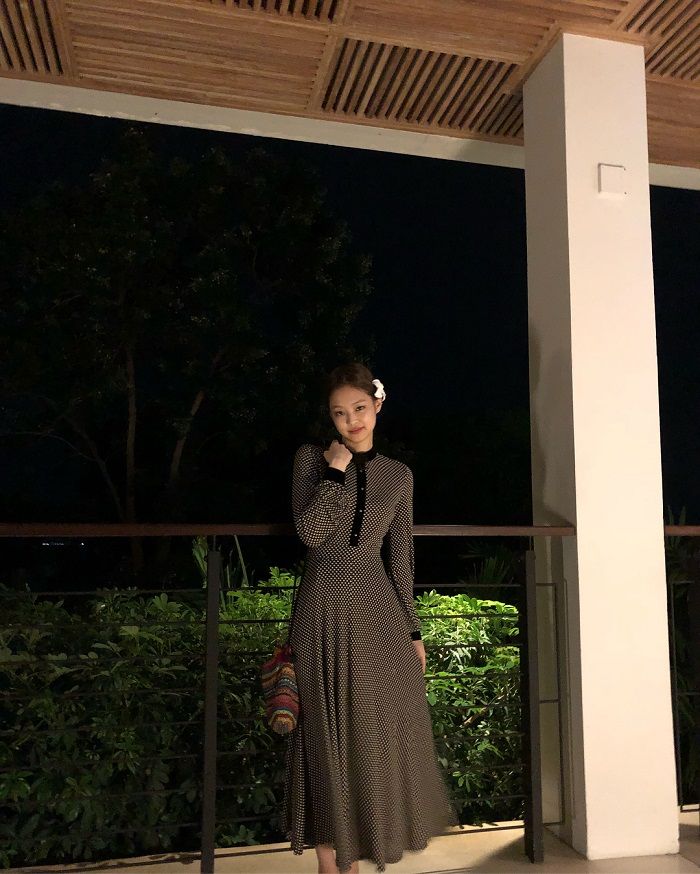 Jennie dengan Dress Motif Polkadot