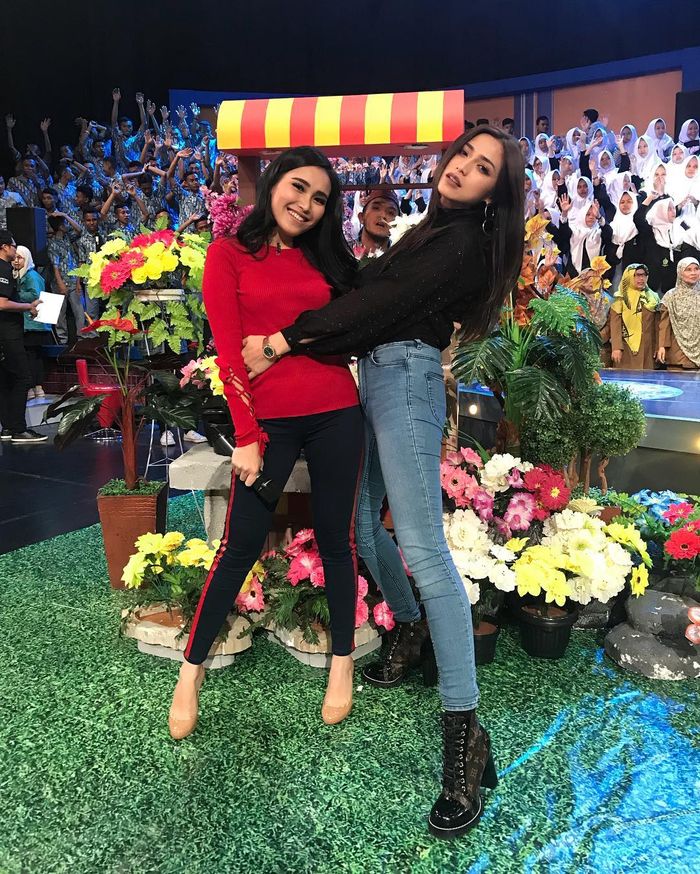 Penampilan Ayu Ting Ting dan Jessica Iskandar