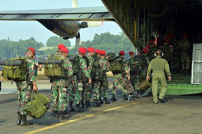 Para prajurit Kopassus memasuki pesawat C-130 Hercules untuk menuju Gunung Rinjani