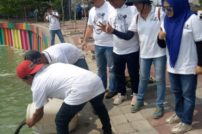 Kagama DKI Jakarta menyiramkan 2.500 liter cairan mikroba.