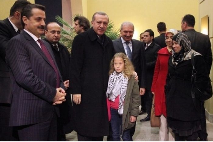 Foto arsip Presiden Recep Tayyip Erdoğan dan remaja Palestina Ahed Tamimi selama kunjungannya ke provice Şanlıurfa, Turki.