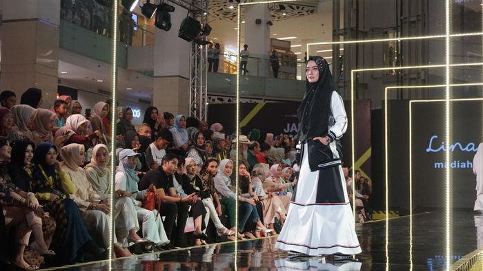 Potongan bergaya sporty monokrom