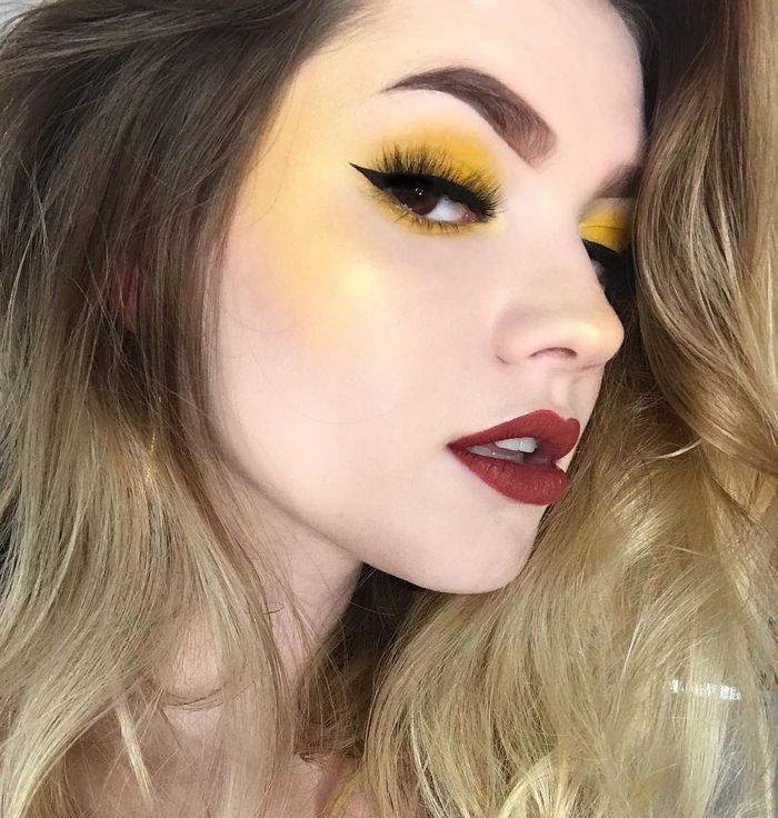 Paduan riasan mata, blush on kuning dan lipstik bold