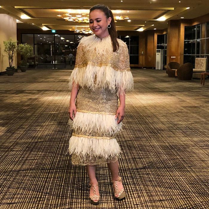 Rossa tampil memikat dengan gaun nuansa goldnya