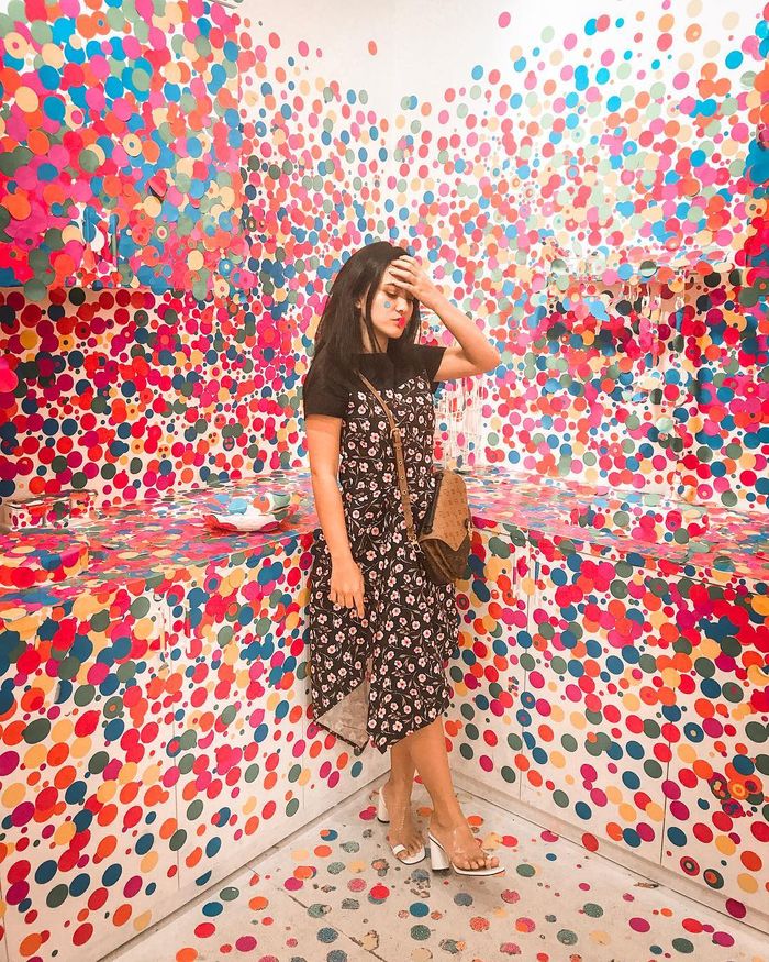 Marsha tampil manis dengan dressnya