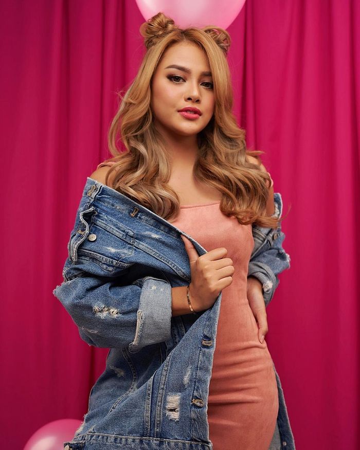 Space bun atau rambut cepol ala Aurel Hermansyah