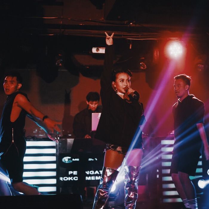 Rinni terlihat tampil imut dengan gaya rambut double top knot