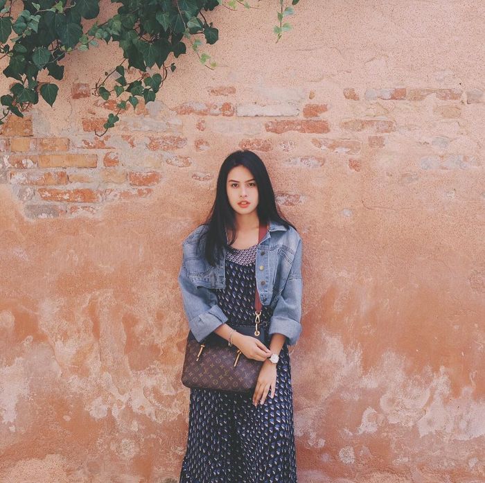 Maudy Ayunda dengan kombinasi jaket jins dan dressnya