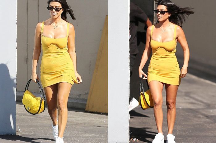 Kourtney Kardashian dengan busana berwarna kuning