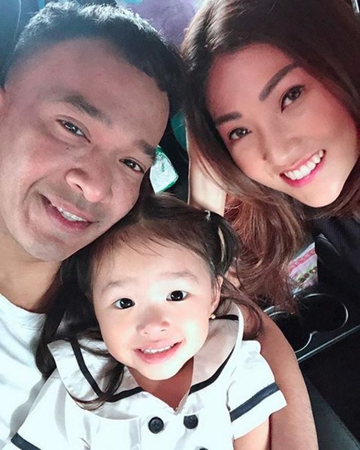 Ruben Onsu dan Sarwendah saat mengantarkan Thalia ke sekolah