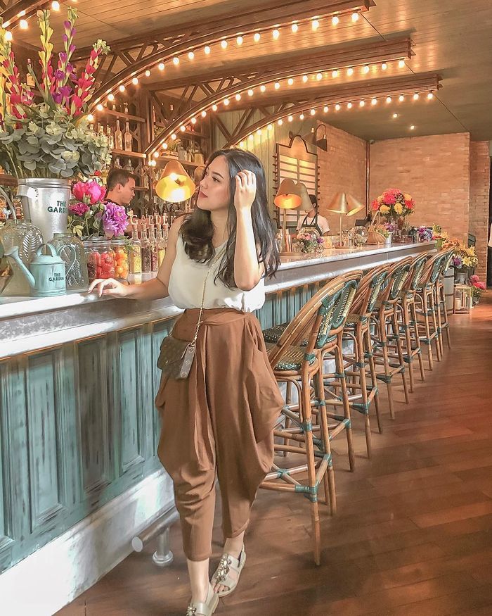  Nabila Gardena memadukan sleeveless blouse bersama celana hareem