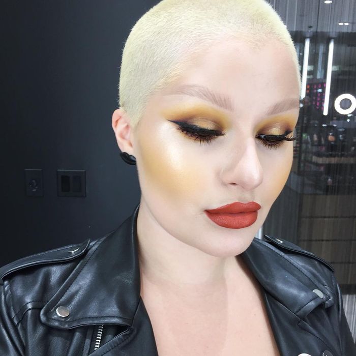 Blush on dengan warna lipstik oranye tua