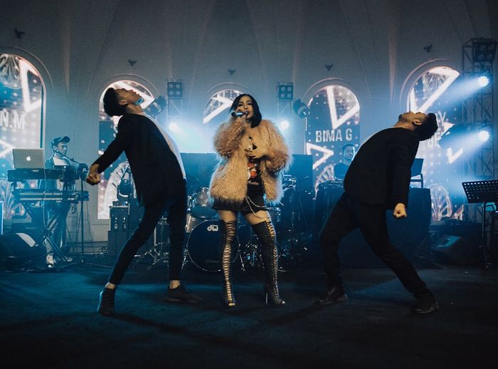 Rinni Wulandari terlihat tampil seksi saat manggung