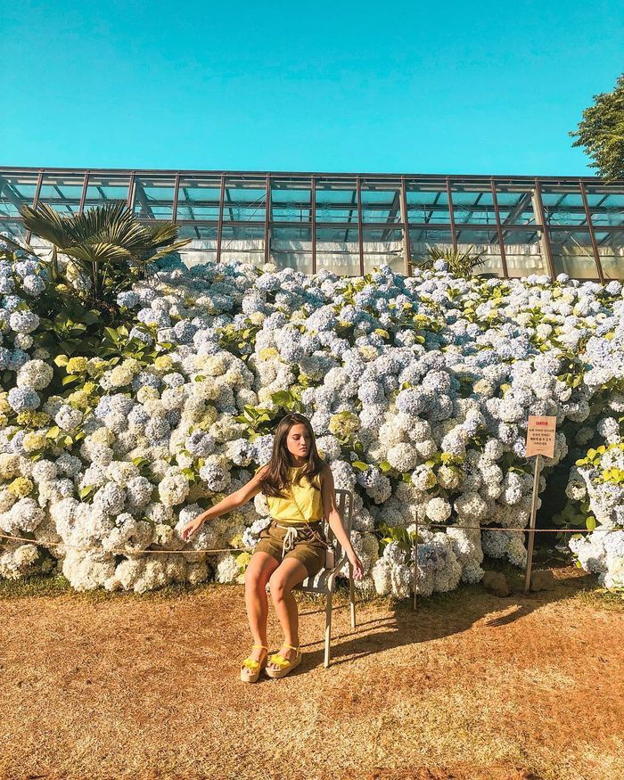 Marsha Aruan tampil mengenakan sleeveless blouse berwarna kuning