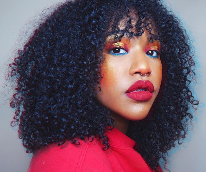 Berikan sentuhan riasan mata kuning saat padukan blush on kuning