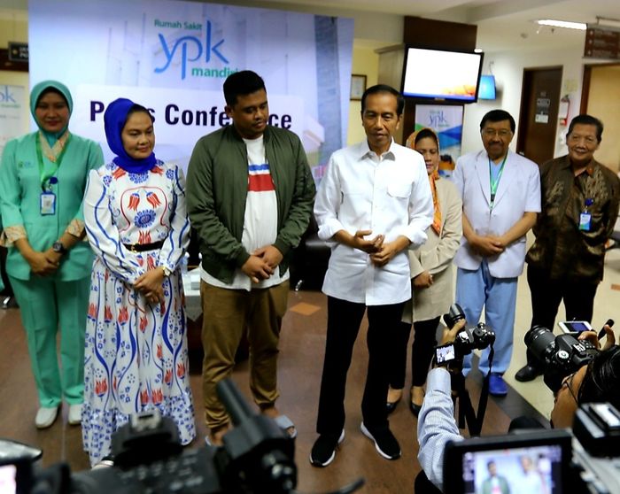 Presiden Jokowi pakai sneakers saat konferensi pers terkait kelahiran cucu kedua