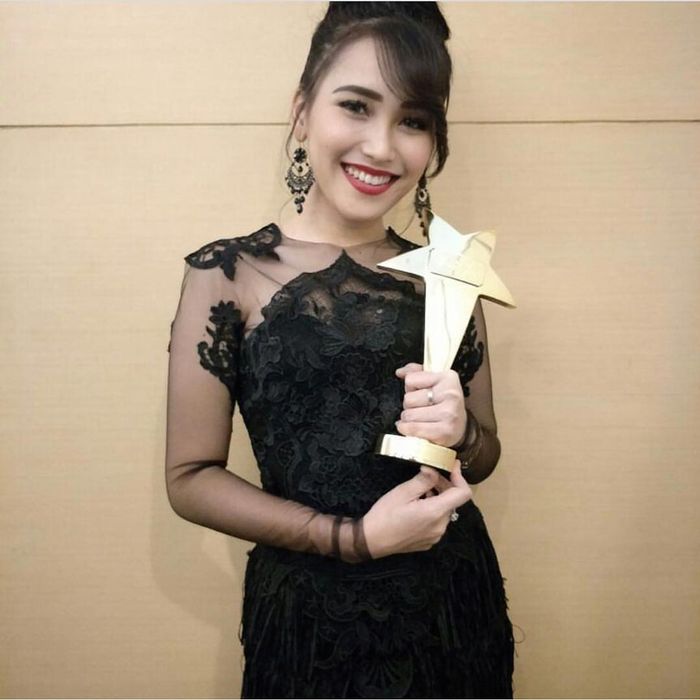 penampilan Ayu Ting Ting selalu menarik untuk dibahas.