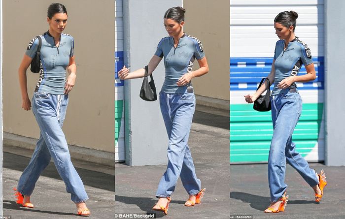  Kendall terlihat stunning dengan kaus Adidas